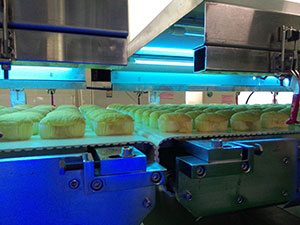 Convoyeur de refroidissement avec double basculage de gâteau / pain